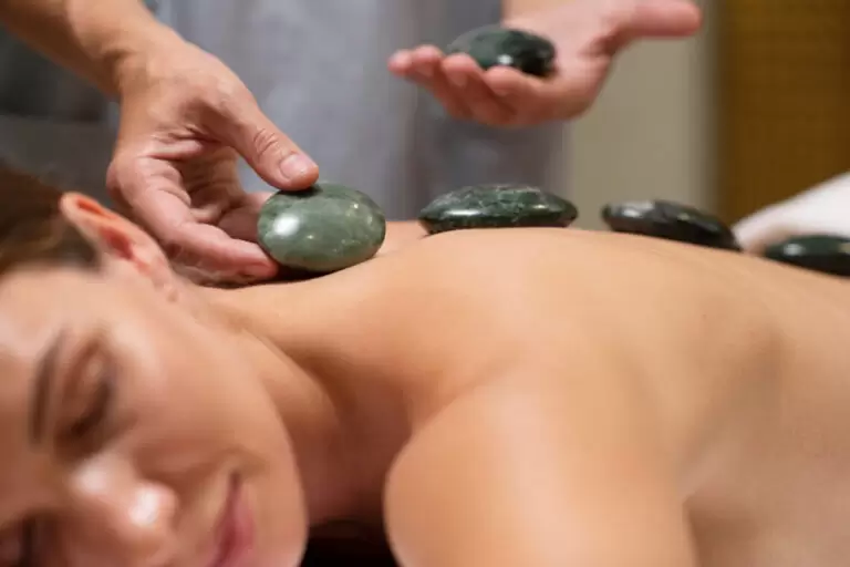 Sessão de massagem com pedras quentes